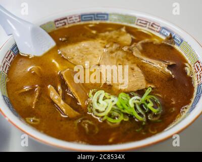 Asahikawa, Hokkaido, Giappone - Shoyu Ramen, zuppa di noodle tradizionale giapponese con brodo marrone chiaro, a base di manzo e brodo vegetale con salsa di soia. Foto Stock