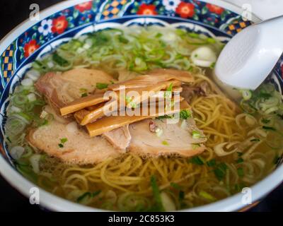 Hakodate, Hokkaido, Giappone - Shio Ramen, tradizionale zuppa giapponese di noodle con sale e combinazione di pollo, verdure, pesce e alghe. Foto Stock