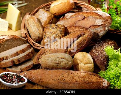 Tipi diversi di pane su legno Foto Stock