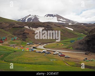 camping lato in colorfull rimoliet Kerlingarfjoll montagne vulcaniche in geotermia zona islanda con valle del fiume Foto Stock