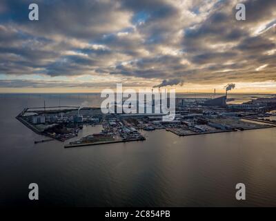 Copenhagen Danimarca - Dicembre 23 2018: Foto aerea di Refshaleøen, vicino Copenhagen, Danimarca, che mostra edifici industriali, cielo di luna pieno di nuvole Foto Stock