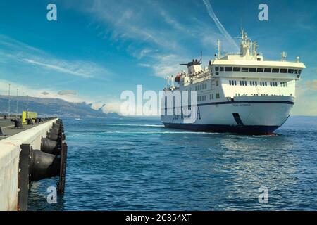 Spalato Croazia luglio 2019 traghetto passeggeri e auto Petar Hektorovic sbarca dal molo di nuova costruzione nel porto di Spalato Foto Stock