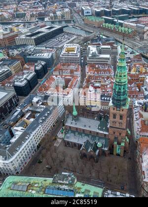 Copenhagen, Danimarca - Dicembre 24 2018: Una fotografia aerea del Nikolaj Kunsthal Contemporary Arts Center, ospitato nella vecchia chiesa di San Nicola Foto Stock