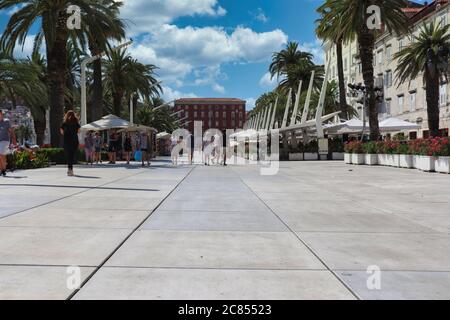 Spalato Croazia Luglio 2019 passeggiata Riva vicino al mare nella città vecchia di Spalato, turista a piedi in una calda giornata estiva Foto Stock