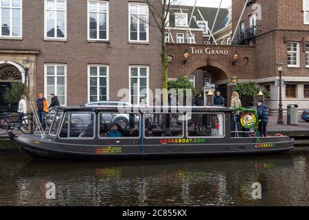 Amsterdam, Paesi Bassi - Gennaio 15 2019: I passeggeri possono fumare cannabis sulla Smoke Boat nel quartiere De Wallen a luci rosse di Amsterdam. Foto Stock