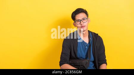 Ritratto di headshot di giovane asiatico bell'uomo indossare occhiali o occhiali, studio corto isolato su sfondo giallo con spazio copia, Moda maschile Foto Stock