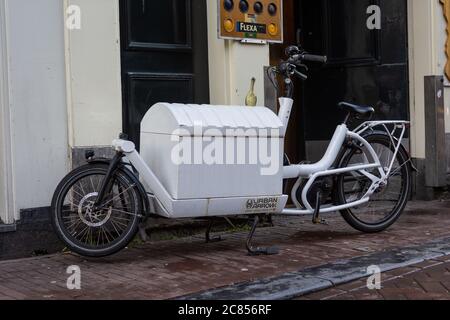 Amsterdam, Paesi Bassi - Gennaio 15 2019: Una bicicletta da trasporto è parcheggiata nel centro di Amsterdam. Foto Stock