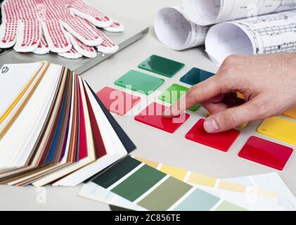 Uomo che sceglie tra i colori Foto Stock