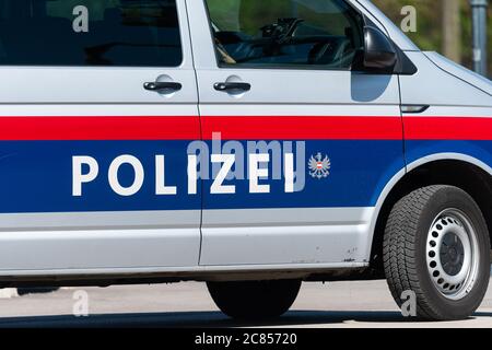 Vienna, Austria - 18 giugno 2020: Auto della polizia austriaca in una giornata di sole in estate Foto Stock