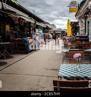 Vienna, Austria - 18 giugno 2020: Il mercato cittadino di Naschmarkt è il più grande mercato nel centro della città, conosciuto per la sua varietà di prodotti e gastronomia. Foto Stock