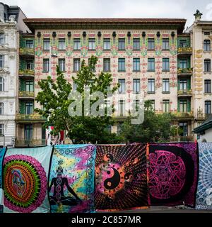 Vienna, Austria - 18 giugno 2020: La cosiddetta Majolikahaus nel Linke Wienzeil, costruita da otto Wagner. La facciata è rivestita in maiolica decorata Foto Stock