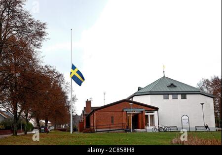 Ljungsbro, Svezia 2013-11-02 UN ragazzo adolescente e una donna negli anni 50 sono stati assassinati a Ljungsbro ieri sera. Tutte le indicazioni sono che si tratta di un atto di follia - un uomo è stato arrestato. Ora circa 100 poliziotti stanno lavorando al caso. Foto Gippe Gustafsson Foto Stock