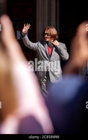 The Royal Courts of Justice, Londra, Regno Unito. 21 luglio 2020. L'attore Johnny Depp si fa un'onda ai tifosi e ai media, alla corte alta, il giorno 11 del suo processo contro i diffamatori, gli editori del Sun, NGN. Credit: Neil Atkinson/Alamy Live News Foto Stock