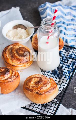 Focaccine di yeasty fatte in casa con formaggio casolare ripieno di latte. Foto Stock