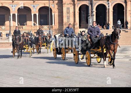 Carrozza trainata da cavalli in Plaza de España Sevilla Foto Stock