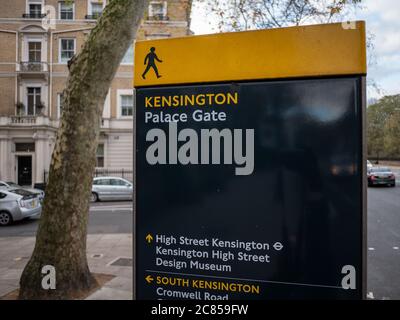 Londra, Regno Unito - Novembre 03 2018: Segno a Kensington Londra dirige i driver per Hyde Park, Knightsbridge, High Street Kensington e la Royal Albert Hall Foto Stock