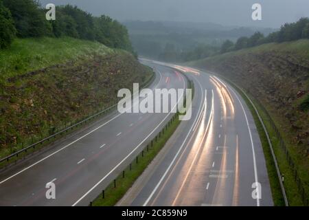 Cirencester, Regno Unito. I pendolari affrontano condizioni terribili sulle strade, poiché la pioggia torrenziale crea condizioni di guida pericolose. Foto Stock