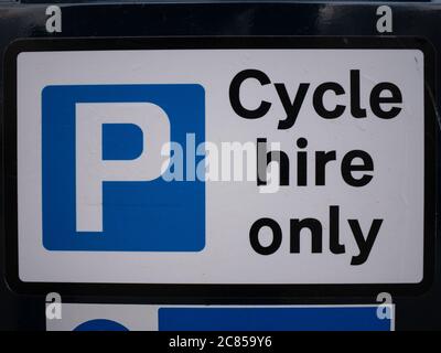 Un cartello nel centro di Londra indica ai ciclisti che la zona è riservata esclusivamente ai parcheggi noleggiati Foto Stock