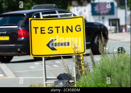 Slough, Berkshire, Regno Unito. 21 luglio 2020. Una vettura lascia il centro ibrido di test drive-in e walk-in Coronavirus Covid-19 a Slough, Berkshire. Chiunque abbia sintomi, e per la prima volta le persone che non sono sintomatiche ma preoccupate possono essere infettate, possono visitare per un test a piedi o guidando nel centro di test. Credit: Maureen McLean/Alamy Live News Foto Stock