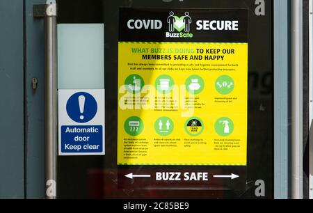 Slough, Berkshire, Regno Unito. 21 luglio 2020. Buzz Gym a Slough hanno un avviso di Covid sicuro nella loro finestra prima della riapertura delle palestre da Sabato 25 Luglio a seguito dell'allentamento del Coronavirus Covid-19 pandemic lockdown regole. Credit: Maureen McLean/Alamy Live News Foto Stock