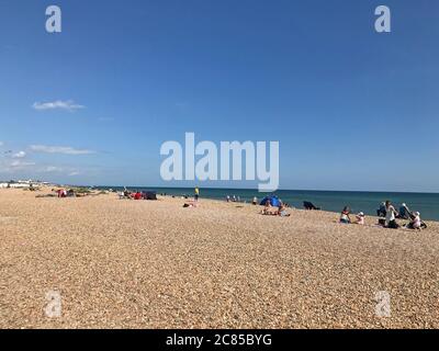 Le persone che si godono il caldo sulle spiagge vicino Worthing, West Sussex. Foto Stock