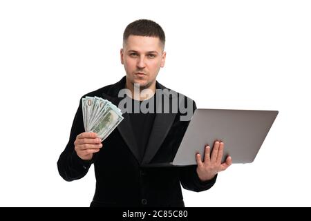 Uomo d'affari ha fatto i profitti enormi, mostrando i soldi molto. Un uomo in tuta contiene un pacchetto di nuovi banktons degli Stati Uniti Foto Stock