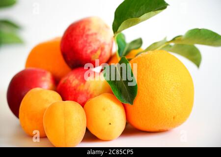 tre grandi arance giacciono su uno sfondo bianco Foto Stock