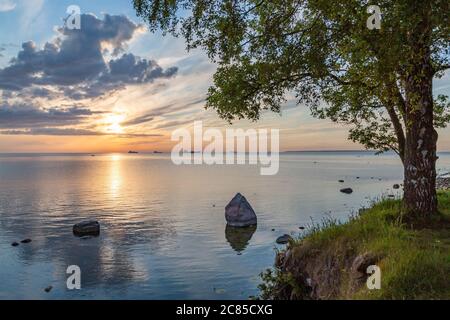 Costa Baltica con il cielo di tramonto dai colori vivaci e il mare che riflette. Serata estiva Foto Stock