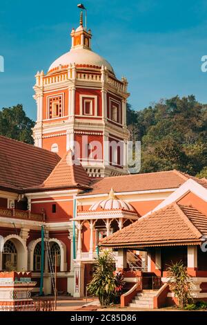 Kavlem, Phonda, Goa, India. Shree Shantadurga Mandir, Tempio di Kavlem. Famoso punto di riferimento e destinazione popolare. Torre della lampada bianca. Shantadurga Devi Foto Stock