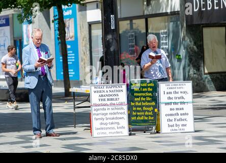 Slough, Berkshire, Regno Unito. 21 luglio 2020. Alcuni uomini violano il Vangelo in Slough High Street. Credit: Mc Lean/Alamy Foto Stock