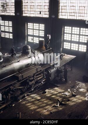 Lavorando su locomotive, 40 ° Street Railroad Shops, Chicago e North Western Railway Company, Chicago, Illinois, USA, Jack Delano, Stati Uniti Office of War Information, dicembre 1942 Foto Stock