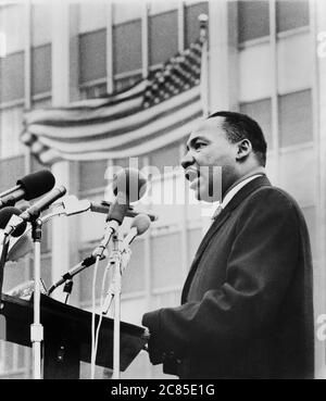 Martin Luther King, Jr., ritratto a mezza lunghezza, rivolto a sinistra, parlando ai microfoni, durante la dimostrazione anti-guerra, New York City, New York, USA, Don Rice per il World Journal Tribune, 1967 Foto Stock