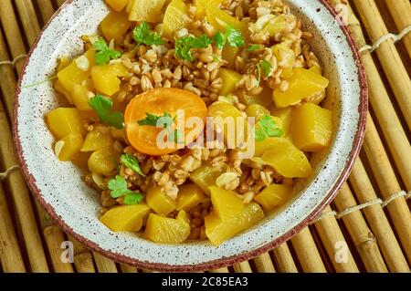 Farro Salad con Butternut e il pomodoro giallo primo piano Foto Stock