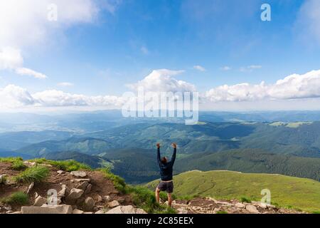 Silhouette dell'uomo in cima alla cima della montagna sul cielo di alba. Foto concettuale dello sport e della vita attiva Foto Stock