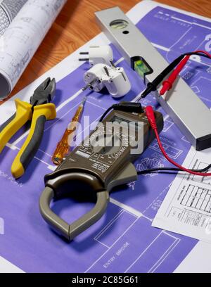 Strumenti per elettricisti su progetti Foto Stock