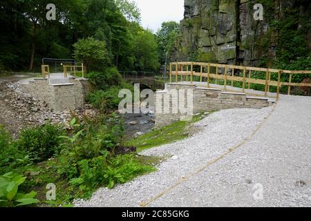 Un ponte pedonale è in costruzione sul fiume Goyt a New Mills, Derbyshire. Foto Stock