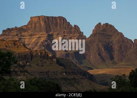 I punti più alti della cima cathkin e Sterkhorn nel Drakensberg centrale del Sud Africa, alla prima luce del mattino Foto Stock