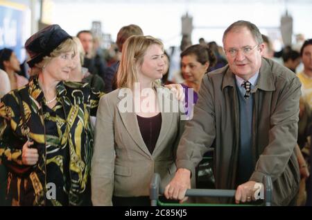 Bridget Jones: The Edge of Reason anno : 2004 USA / UK Direttore : Beeban Kidron Gemma Jones, Renee Zellweger, Jim Broadbent Foto Stock