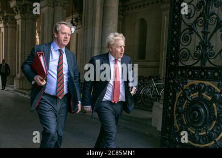 WESTMINSTER LONDON, REGNO UNITO. 21 luglio 2020. Il primo ministro britannico Boris Johnson R) cammina con Alister Jack Segretario di Stato per la Scozia (L) mentre tornano a 10 Downing Street scava le porte dell'ufficio del tesoro dopo una riunione del gabinetto della mattina. Credit: amer Ghazzal/Alamy Live News Foto Stock