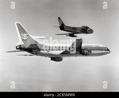 Volo inaugurale del prototipo Lockheed L-1011 TriStarmedio-lungo raggio aereo di linea a tre jet, accompagnato dal nordamericano F-86 'Sabre' aereo da combattimento a reazione transonica. 16 novembre 1976 Foto Stock