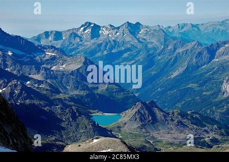 Vista panoramica delle montagne dal cielo limpido Foto Stock