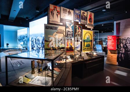 LONDRA, Regno Unito - i manifesti della propaganda tedesca della prima guerra mondiale sono in mostra all'Imperial War Museum di Londra, offrendo ai visitatori una panoramica della prospettiva tedesca durante la grande Guerra. Questi rari manufatti mostrano il design grafico e la messaggistica utilizzati per radunare il sostegno allo sforzo bellico tedesco. Foto Stock