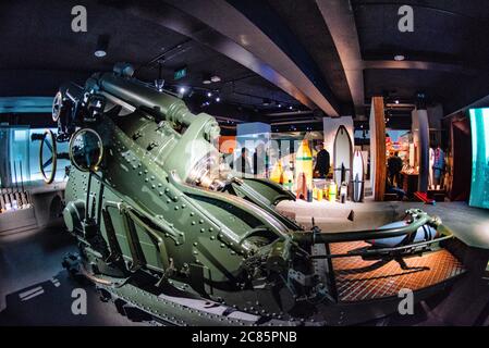 LONDRA, Regno Unito — Un obice britannico da 9,2 pollici, un potente pezzo di artiglieria pesante della prima guerra mondiale, è in mostra presso l'Imperial War Museum di Londra. Questo imponente cannone, in grado di sparare proiettili da 132 chilogrammi su lunghe distanze, illustra la scala e la potenza distruttiva dell'artiglieria utilizzata sul fronte occidentale. Foto Stock