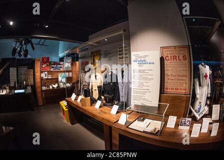 Imperial War Museum esposizione della prima Guerra Mondiale Londra // LONDRA, Regno Unito — la mostra della prima Guerra Mondiale all'Imperial War Museum di Londra offre ai visitatori informazioni sulle esperienze civili durante la grande Guerra. L'esposizione completa esamina i profondi cambiamenti sociali avvenuti tra il 1914 e il 1918, evidenziando i contributi cruciali delle donne alla produzione industriale e allo sforzo bellico. La mostra documenta le sfide del razionamento in tempo di guerra, le campagne di propaganda e l'impatto psicologico delle incursioni aeree tedesche sulle città britanniche. Situato a Lambeth, l'Imperial War Museum Londo Foto Stock