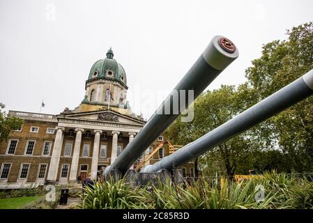 Imperial War Museum Naval Guns London | LONDRA, Regno Unito — Una vista ravvicinata dei cannoni navali da 15 pollici fuori dall’Imperial War Museum di Londra, originariamente montati sulle corazzate della Royal Navy HMS Ramillies e HMS Resolution. Le armi risalgono all’inizio del XX secolo e rappresentano l’apice dell’armamento delle navi capitali britanniche durante entrambe le guerre mondiali. Il museo stesso occupa l’ex edificio del Bethlem Royal Hospital a Lambeth dal 1936, ospitando collezioni che vanno dai diari personali di guerra a grandi mezzi militari. Visti da vicino, le superfici metalliche consumate delle canne appaiono Foto Stock