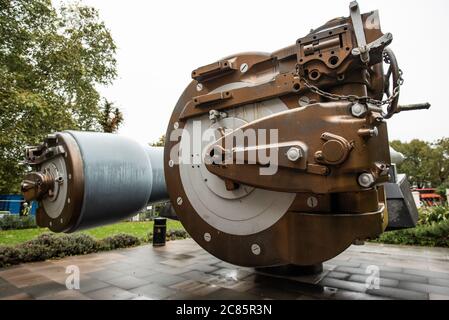 Imperial War Museum Naval Guns London | LONDRA, Regno Unito — La coppia di cannoni navali da 15 pollici montati all'esterno dell'Imperial War Museum di Londra, recuperati dalle corazzate HMS Ramillies e HMS Resolution, dominano la facciata di Lambeth Road del museo. Entrambe le navi hanno servito la Royal Navy in due guerre mondiali, e i cannoni rappresentano simboli duraturi del potere navale britannico all'inizio del XX secolo. Il museo occupa l'ex edificio del Bethlem Royal Hospital dal 1936, e le sue collezioni coprono i conflitti dalla Prima Guerra Mondiale fino alle operazioni contemporanee. Visto da questa angolazione, la pura sc Foto Stock