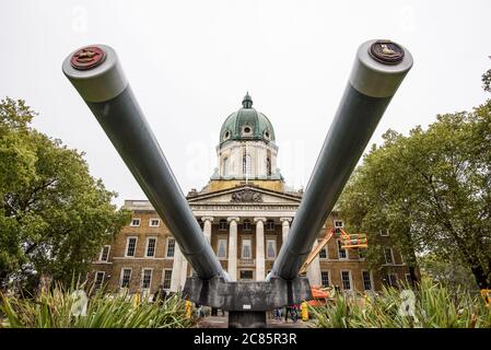 Museo della Guerra Imperiale Cannoni Navali Londra | LONDRA, Regno Unito — I cannoni navali da 15 pollici all’ingresso del Museo della Guerra Imperiale di Londra, provenienti dalle corazzate HMS Ramillies e HMS Resolution, sono qui visti da una prospettiva che enfatizza la loro elevazione davanti alla facciata neoclassica del museo. Entrambe le navi erano attive nella Royal Navy durante la Seconda Guerra Mondiale, e i cannoni riflettono la scala dell’ingegneria navale britannica nella prima metà del XX secolo. Il museo ha sede nell’ex edificio del Bethlem Royal Hospital a Lambeth dal 1936. Insieme, i cannoni e l’edificio Foto Stock