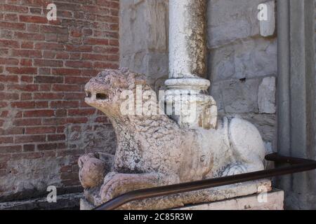 Una sfinge in pietra sostiene una colonna all'ingresso di una cattedrale cattolica Foto Stock
