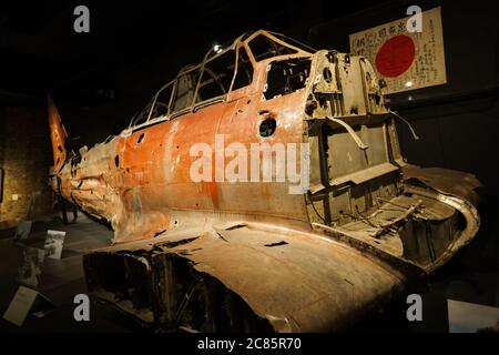 LONDRA, Regno Unito - il relitto di un caccia Mitsubishi A6M, comunemente noto come "Zero", è in mostra all'Imperial War Museum di Londra. Questo iconico velivolo di portaerei giapponese della seconda guerra mondiale, rinomato per la sua agilità e autonomia, offre ai visitatori un raro assaggio della tecnologia aeronautica del teatro del Pacifico e delle sfide affrontate dalle forze alleate. Foto Stock