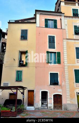 Tipiche case storiche a Dolceacqua Foto Stock